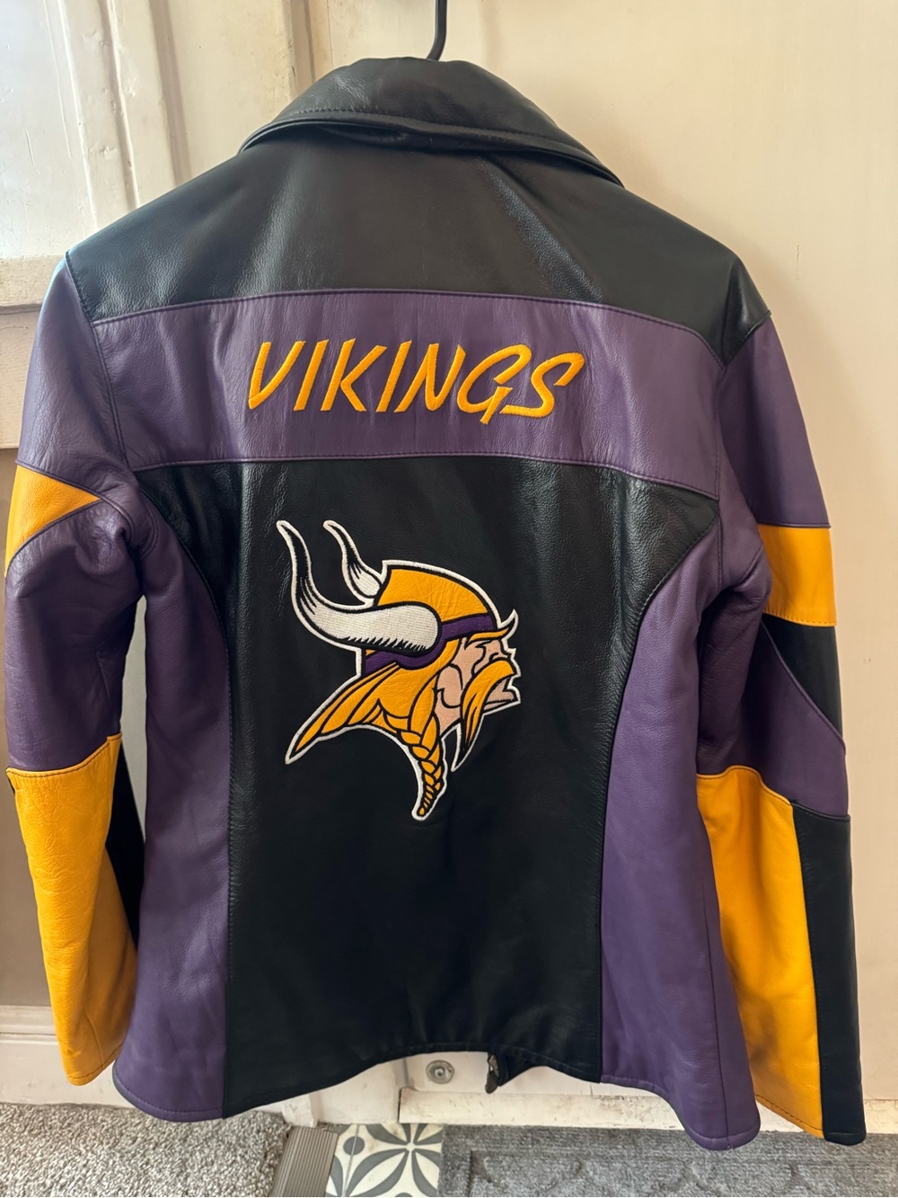 Minnesota Vikings Black Leather Jacket with Purple & Gold Accents Small/Ch - Picture 2 of 3